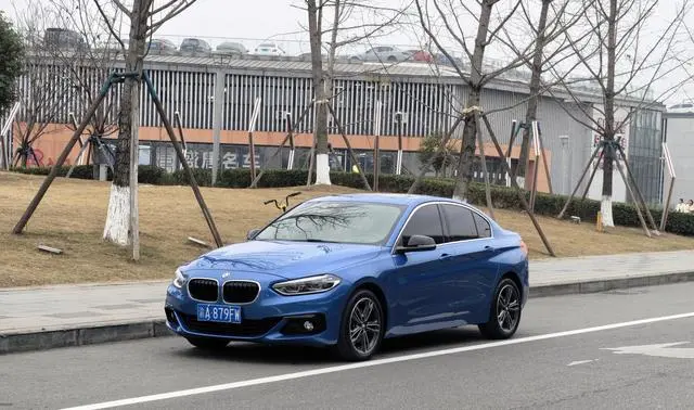 BMW 1 серии 2018 118i Спорт